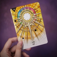占星神諭 決策指引卡（56張高能量藝術卡牌＋中文詳解專書＋璀璨星塵絲絨卡牌保護袋） (starcodes Astro Oracle: A 56-card Deck And Guidebook)